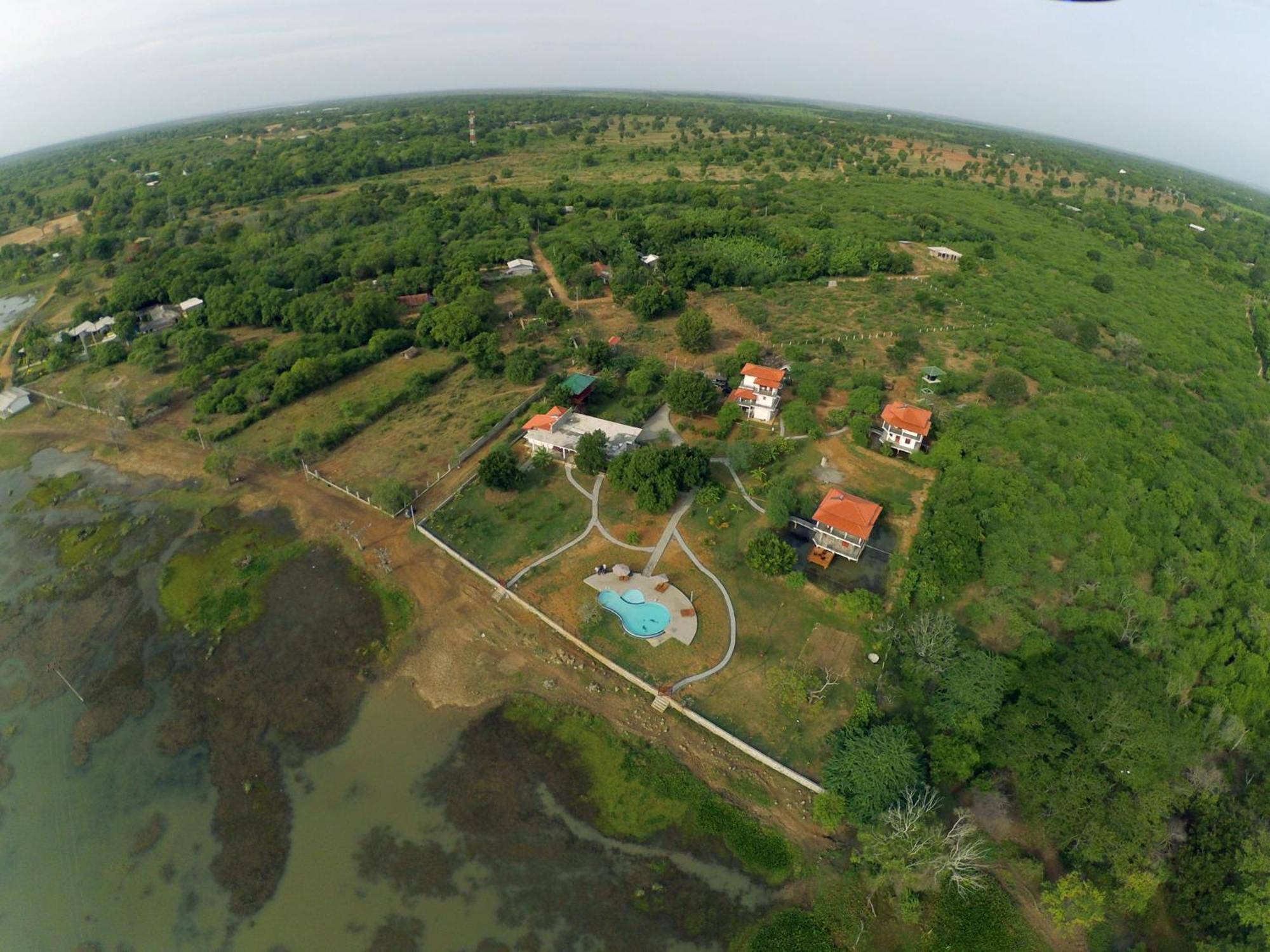 Lake Villa Resort Tissamaharama Exterior photo